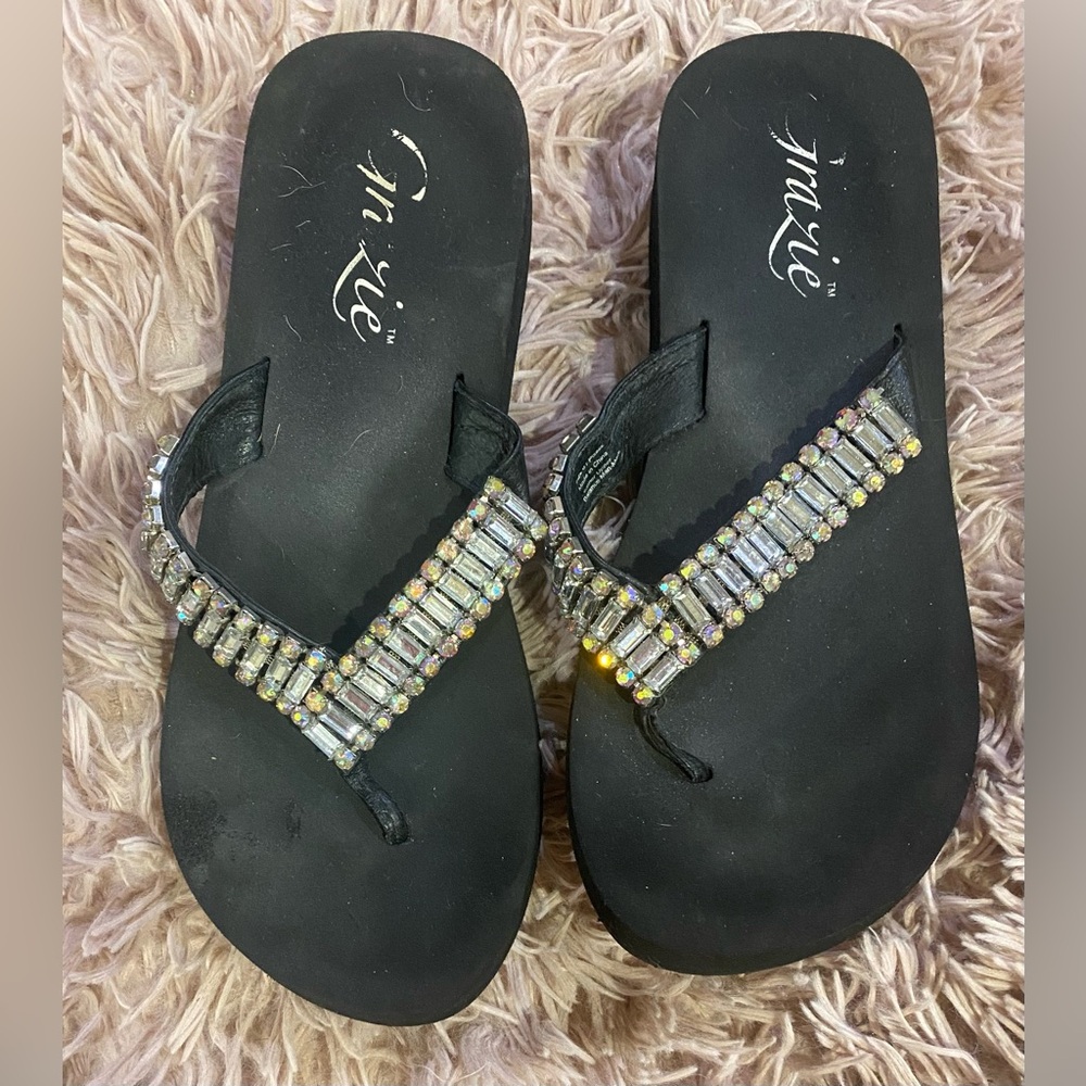 Grazie Rhinestone Wedge Flip Flop Sandals – Women’s Size 6, Black